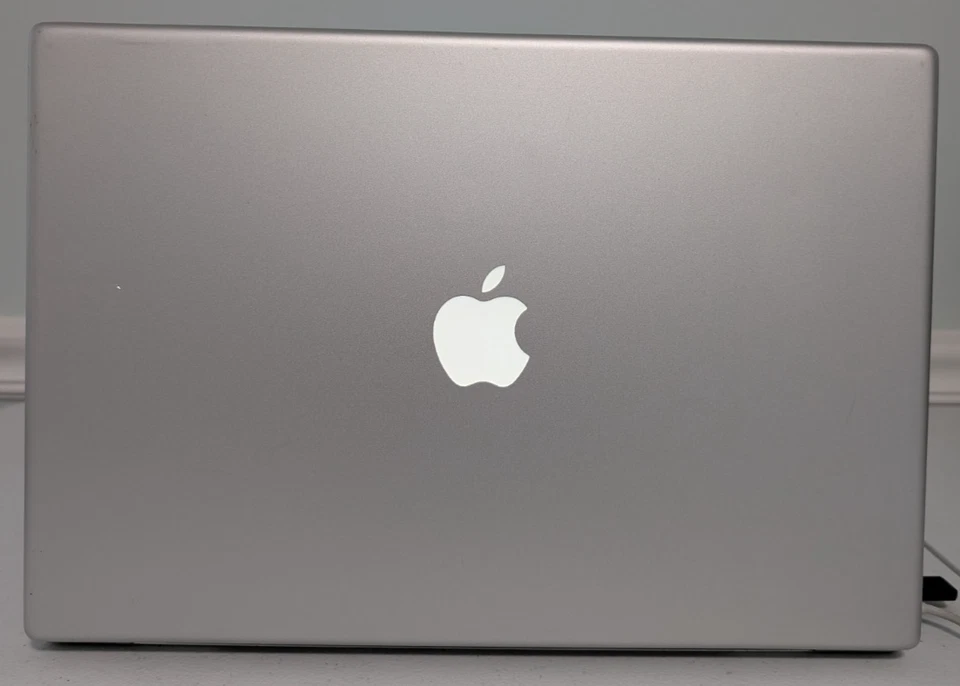 Apple MacBook Pro 15" 2008 2,4 GHz Core 2 Duo 4 GB RAM 200 GB HDD Foto 2 de 4