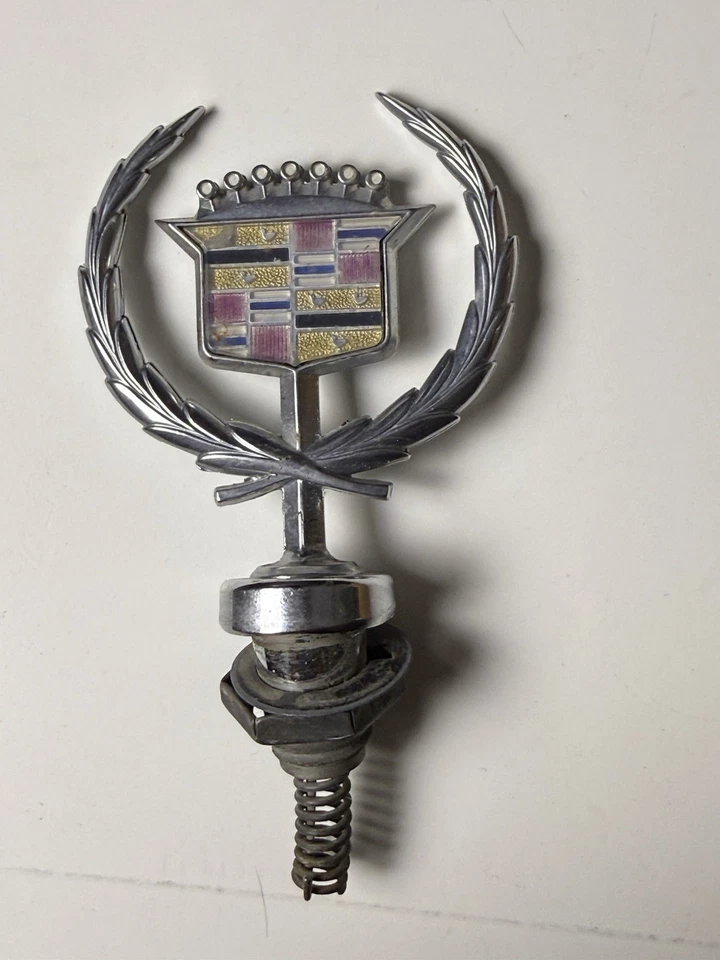 Cadillac Deville Fleetwood 1985-93 OEM GM capó adorno  Foto 2 de 4