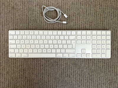 Apple Magic Keyboard 2 mit Ziffernblock Silber A1843 UK Layout Kabellos