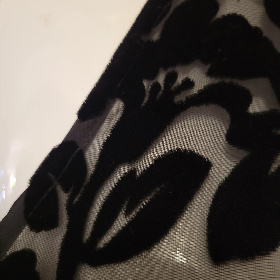 Blusa mujer Laura Ashley mediana negra terciopelo devore floral viscosa seda transparente Foto 3 de 4