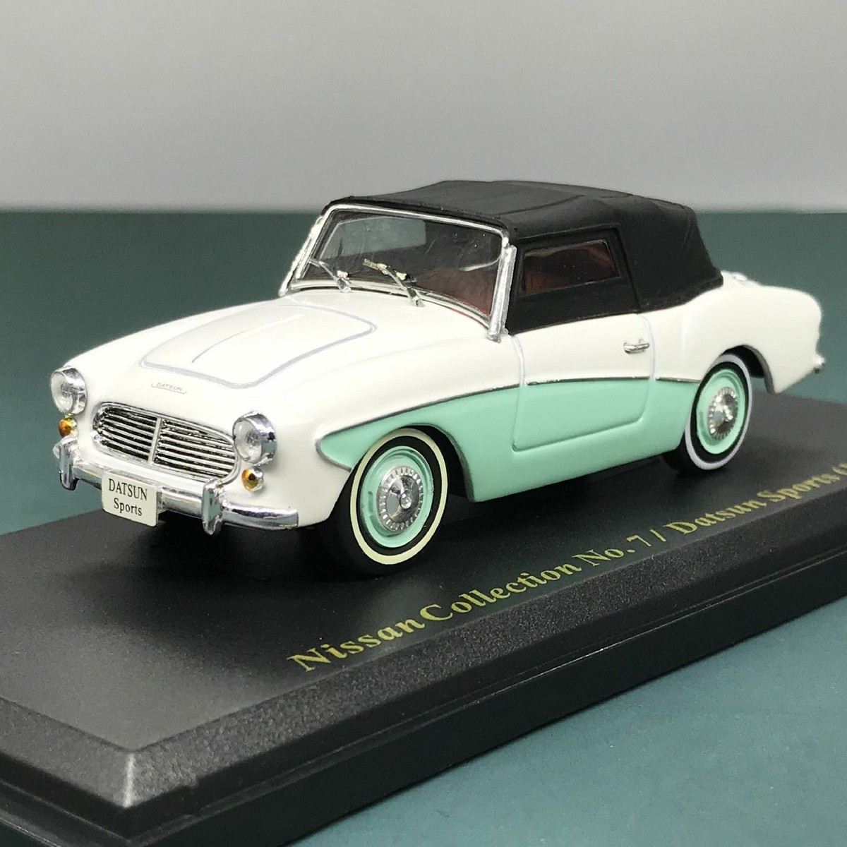Mini Car Nissan Datsun Sports 1959 1/43 Scale Box Display Diecast