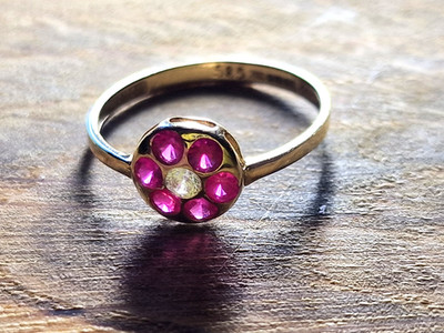 Ring 9 kt Gold Rubine & CZ gepunzt Größe J