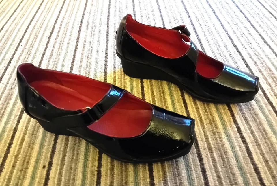 Clarks Active Air Ladies Shoes  - Black Patent Leather - Size 7.5UK - vgc - Image 4 of 4