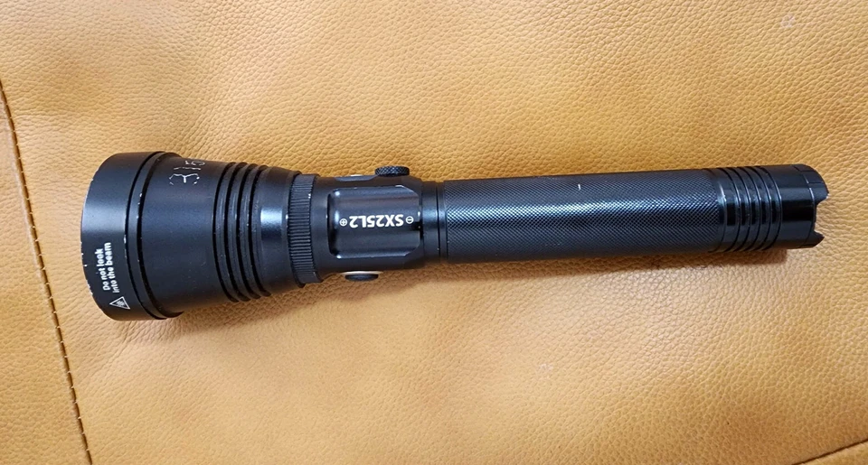 Lanterna recarregável EAGTAC Turbo SX25L2 feixe ajustável, 4 modos, bom estado - Imagem 2 de 4