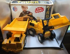 NEW OLD STOCK AMERICAN PLASTIC TOYS 2 PC GIANT DUMP TRUCK + GIANT LOADER SET BOX