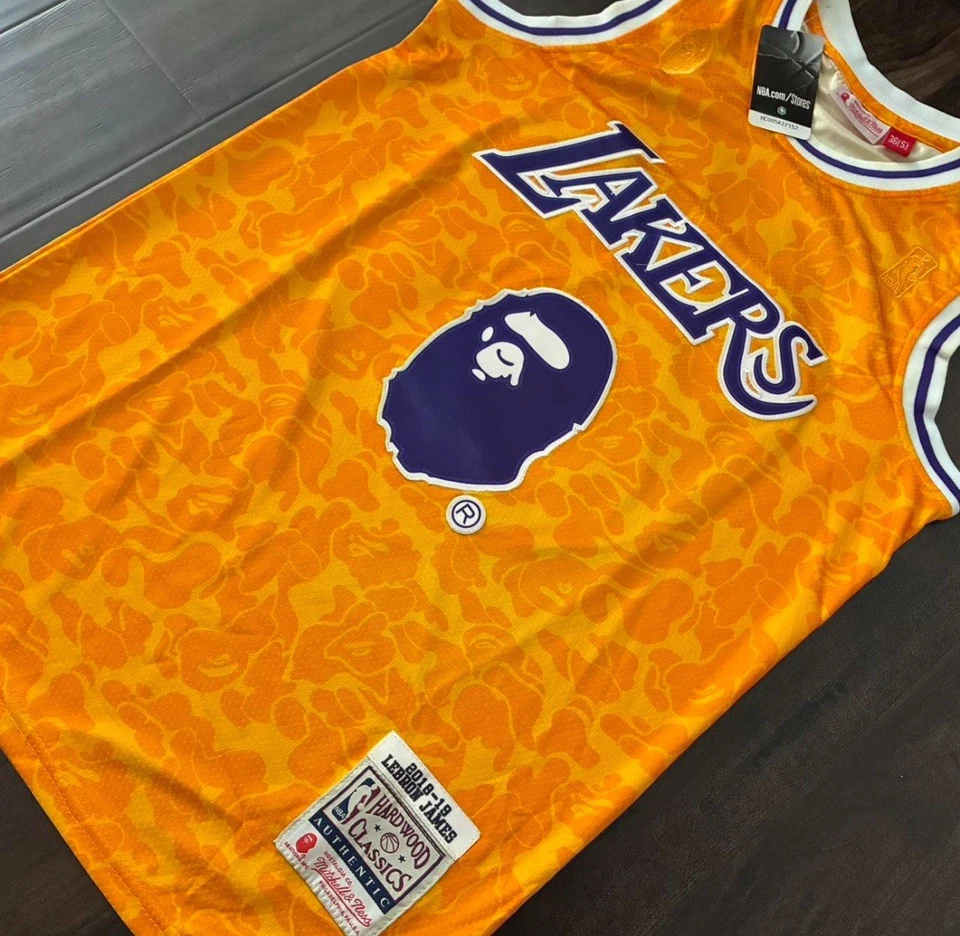 Camiseta deportiva Bape X Mitchell & Ness Los Angeles Lakers Lebron James #23 puntada talla 36 Foto 3 de 4