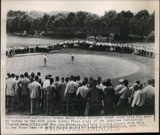 1949 Press Photo Crowds Watch Bobby Locke Miss Putt Inquirer Invitation Golf