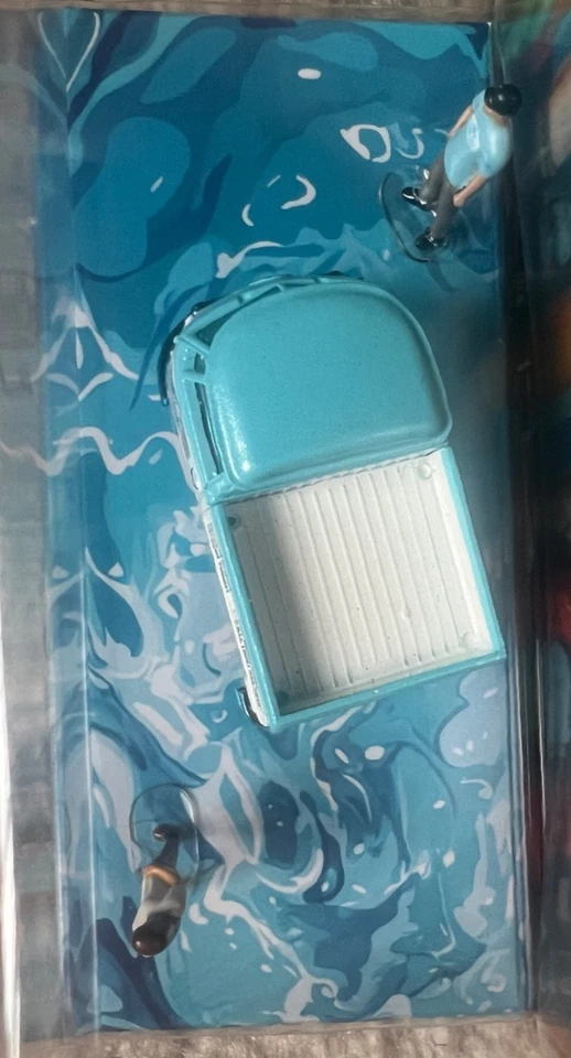 M2 Machines Diorama 1960 VW Single Cab Truck Chase R15 - Image 4 of 4