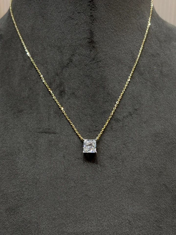 Colgante para mujer de diamantes creados en laboratorio de corte princesa de 3,010 quilates enchapado en oro amarillo de 14 quilates Foto 2 de 4
