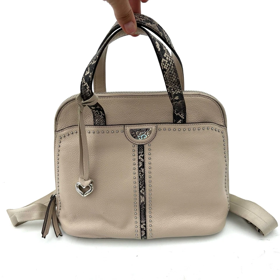 Mini Mochila Cartera de Cuero Convertible Brighton Miles Beige Serpiente Dije Y2K Foto 2 de 4