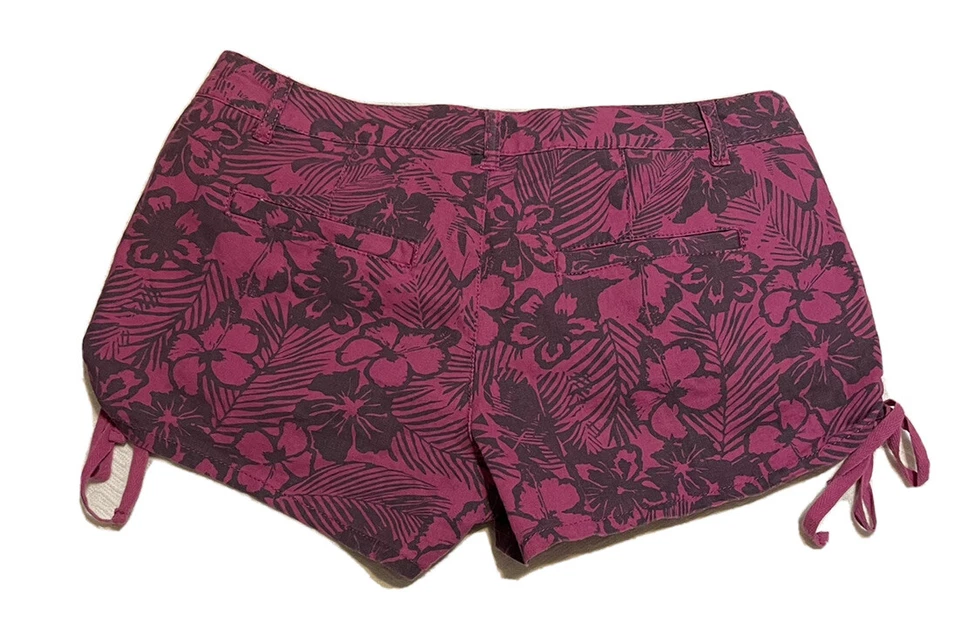  bebop- Shorts hawaiano para mujer con estampado floral. Foto 2 de 4