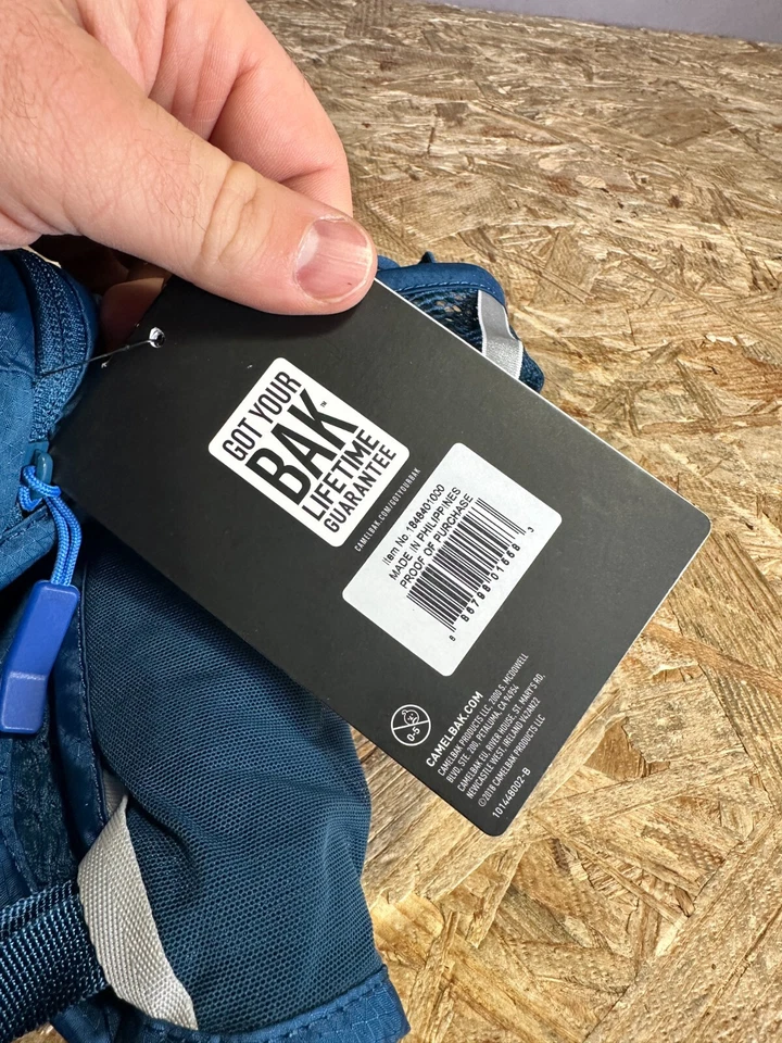 Paquete de hidratación CamelBak para mujer Octano 9 70 oz Gibraltar azul marino/plateado Foto 2 de 3