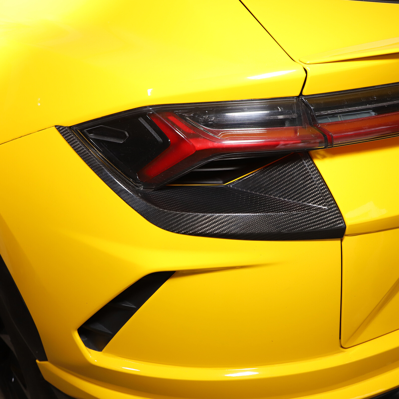 2PCS Real Carbon Fiber Rear Tail Light Cover Fit for Lamborghini URUS 2018-2022