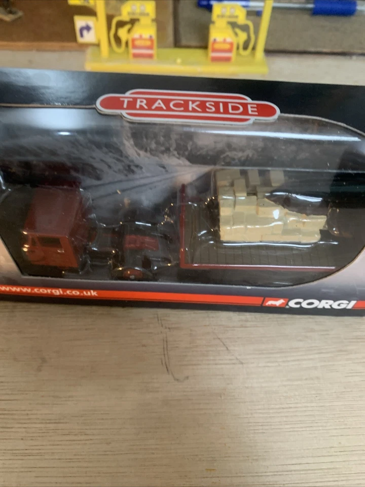 Corgi 1:76 Scale 00 Gauge DG199011 Scammell Mechanical Horse Flatbed & Load TNT - Image 4 of 4