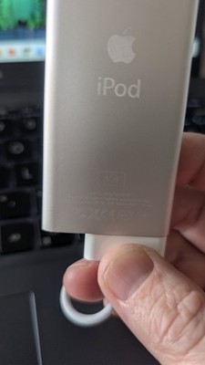 Apple iPod Nano (2nd Generation) Silver 4GB w/ all orig