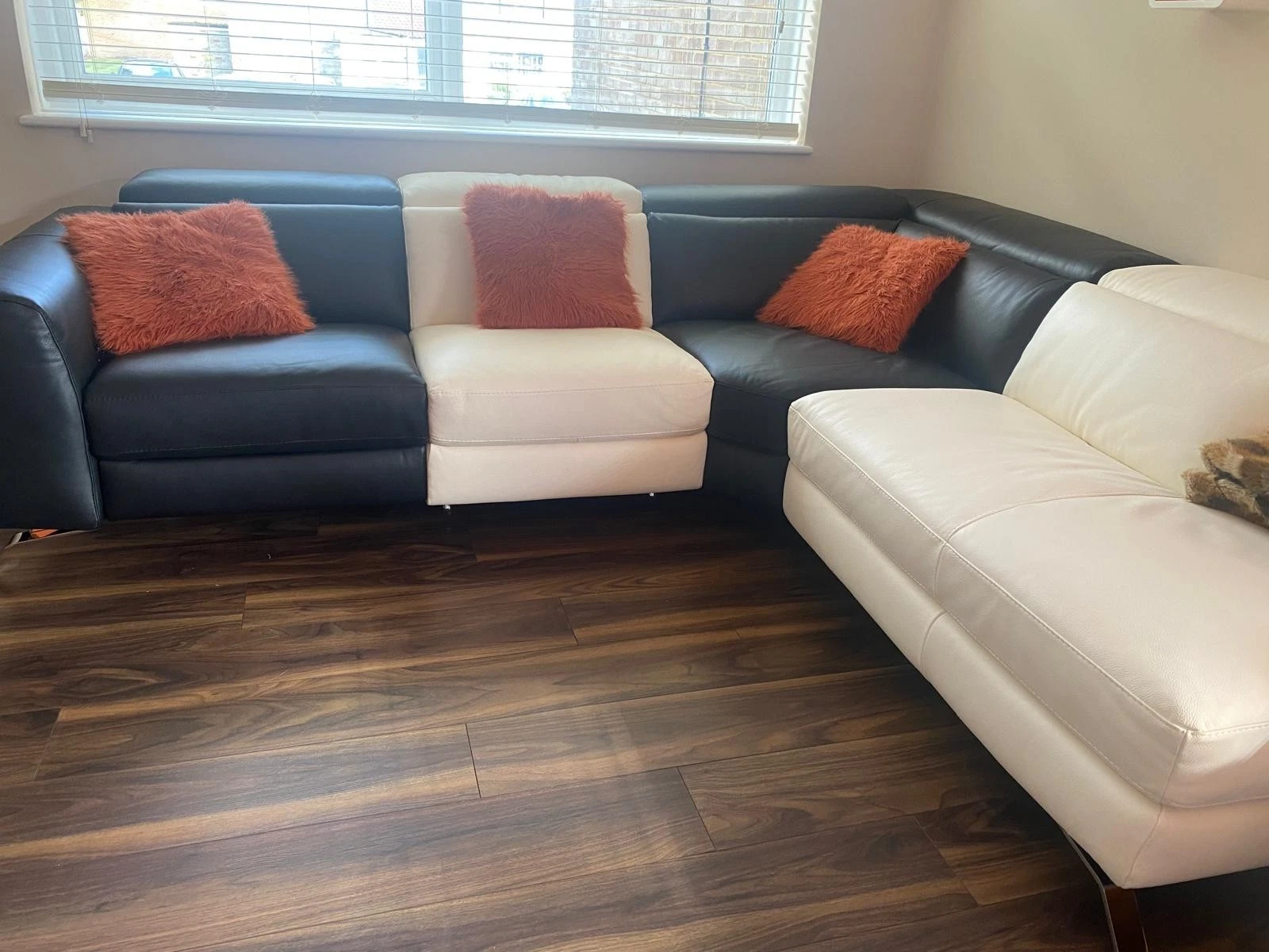 NATUZZI CREAM & BLACK LEATHER L SHAPED SOFA with ELECTRIC RECLINER -STUNNING!
Opens in a new window