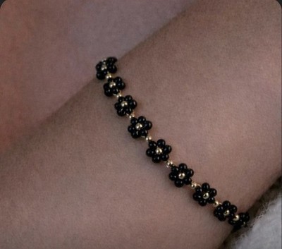 Elegantes schwarzes Gänseblümchen Armband für Damen - minimalistischer Perlenschmuck - Geschenk für Sie