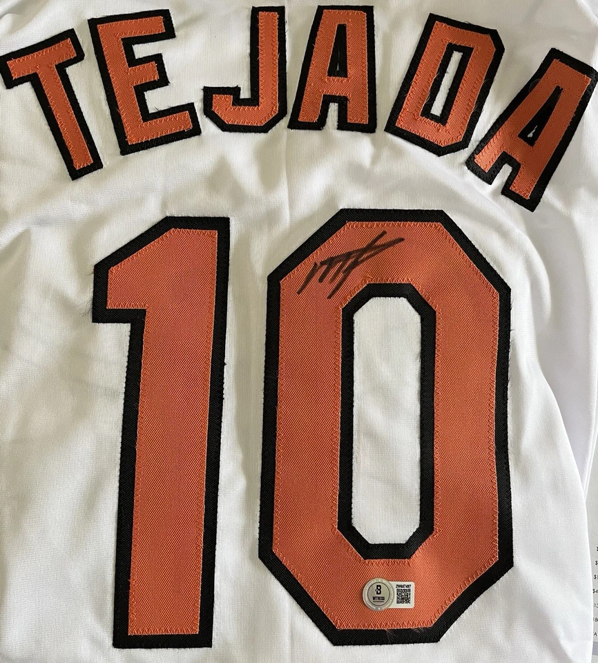 Camiseta deportiva firmada por Miguel Tejada de los Orioles de Baltimore (Beckett) 6x All Star Shortstop Foto 2 de 4