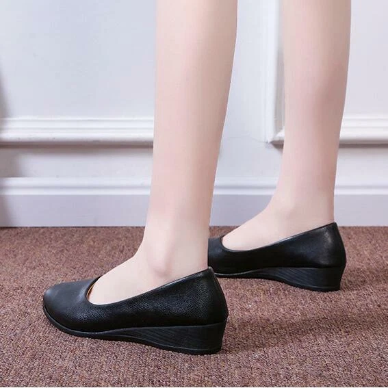 Low wedge hotsell work shoes