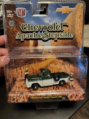 M2 Machines 1958 Chevrolet Apache Stepside 2WD R14 25-18 Diorama 