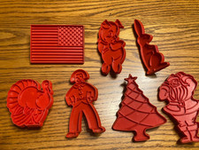 Vintage czerwone plastikowe przecinarki do ciasteczek zestaw 7 szt.