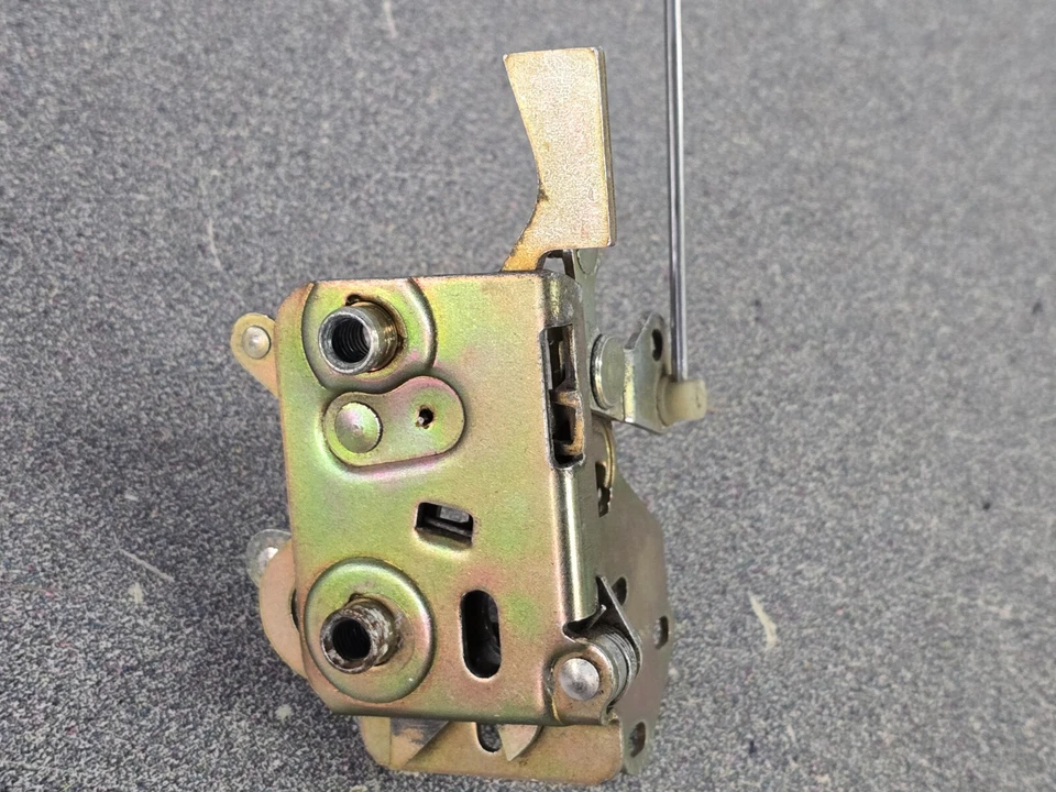 VERY NICE USED ORIGINAL PORSCHE 924 944 928 DRIVERS DOOR LATCH ASSEMBLY - Image 3 of 4