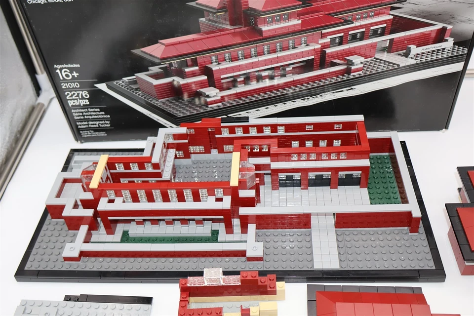LEGO ARCHITECTURE: ROBIE HOUSE 21010 + Limited Edition Longmont Museum + Manuals - Image 2 of 4