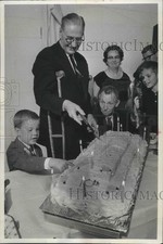 1965 Press Photo Reverend James Norwood and others cut cake Bible Baptist church