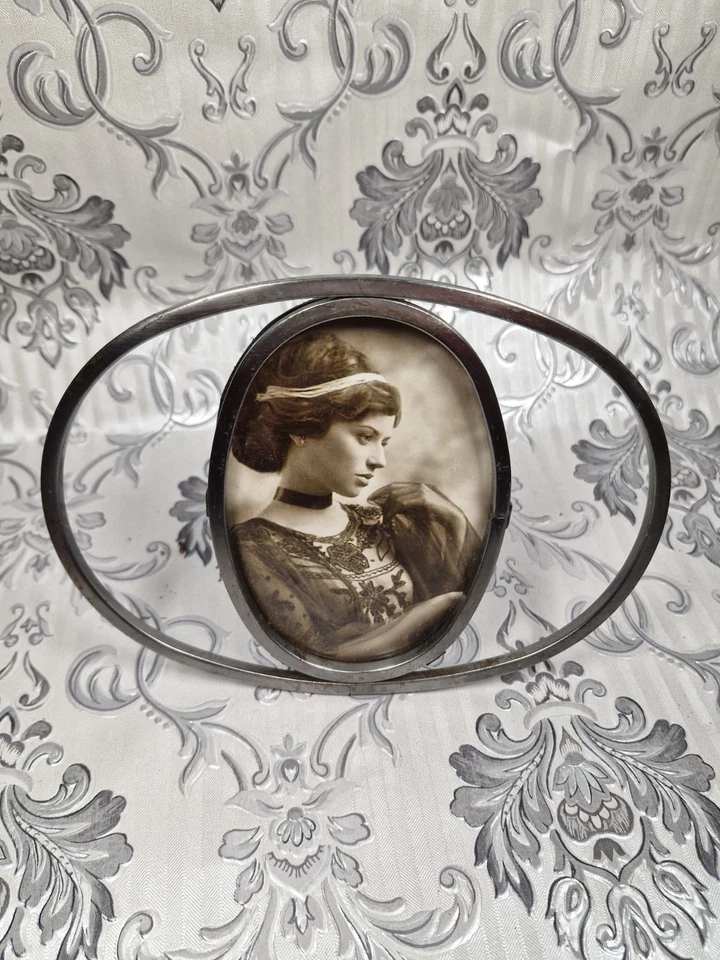 Vintage Art Deco  Oval Photo Frane Very Unusual Style 14cm x 18cm Very Different - Image 2 of 4