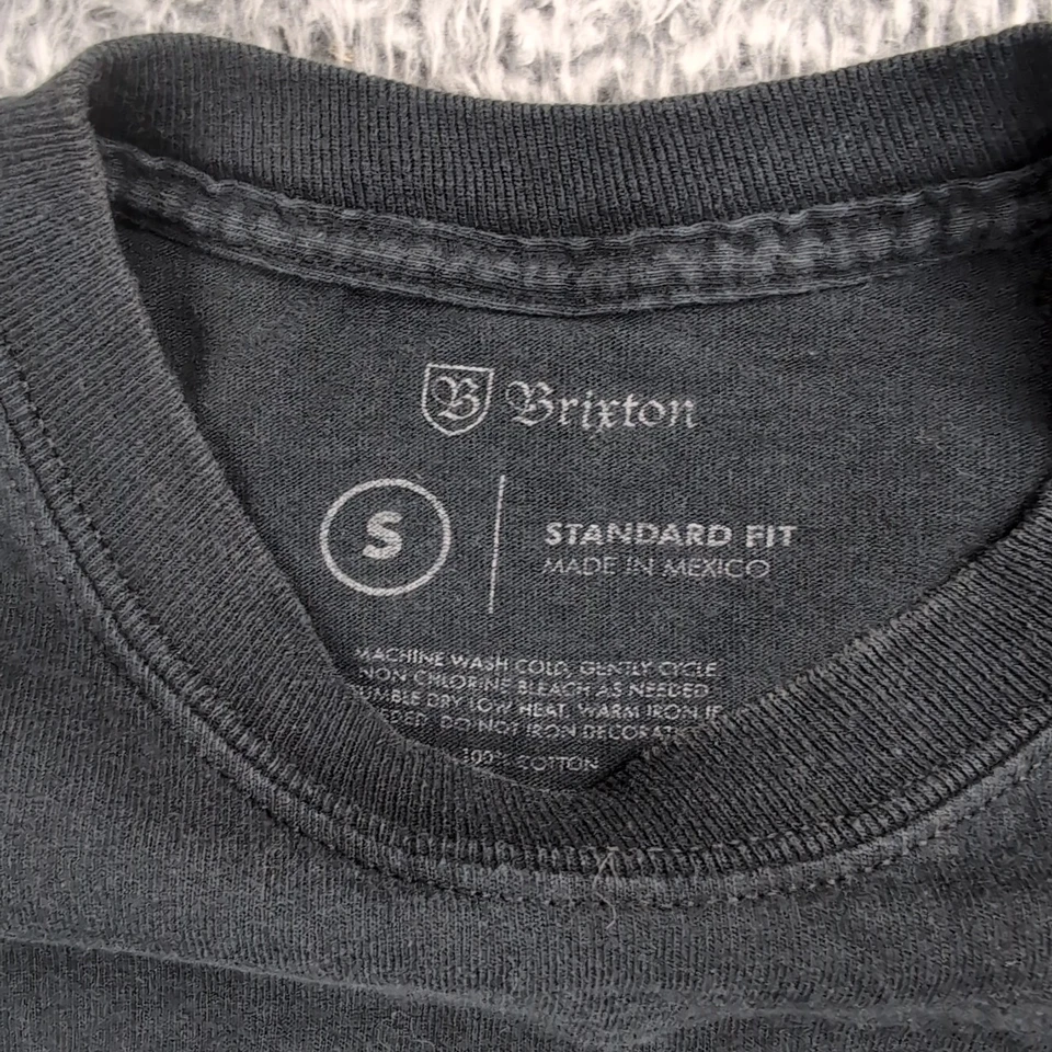 Camisa Brixton Hombres Pequeña Negra Manga Larga Patinador Logo Salón Informal Gráfico Camiseta Foto 2 de 4