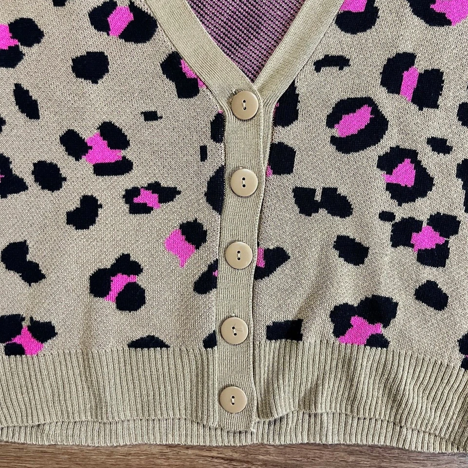 Cárdigan Suéter Charlotte Russe Cheetah Estampado Leopardo Con Botones Talla M Rosa Tostado Foto 2 de 4