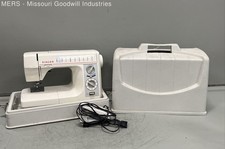 Máquina de coser portátil Singer blanca con estuche rígido y pedal