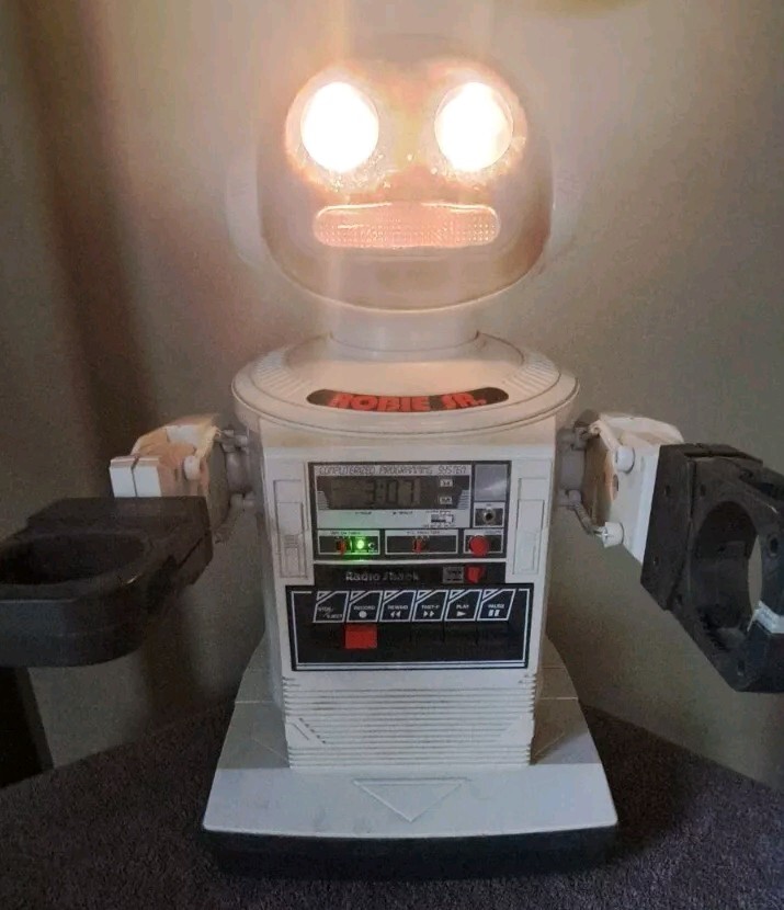 Vintage Robie Sr Radio Shack Robot w/ Charger,Remote And Manual