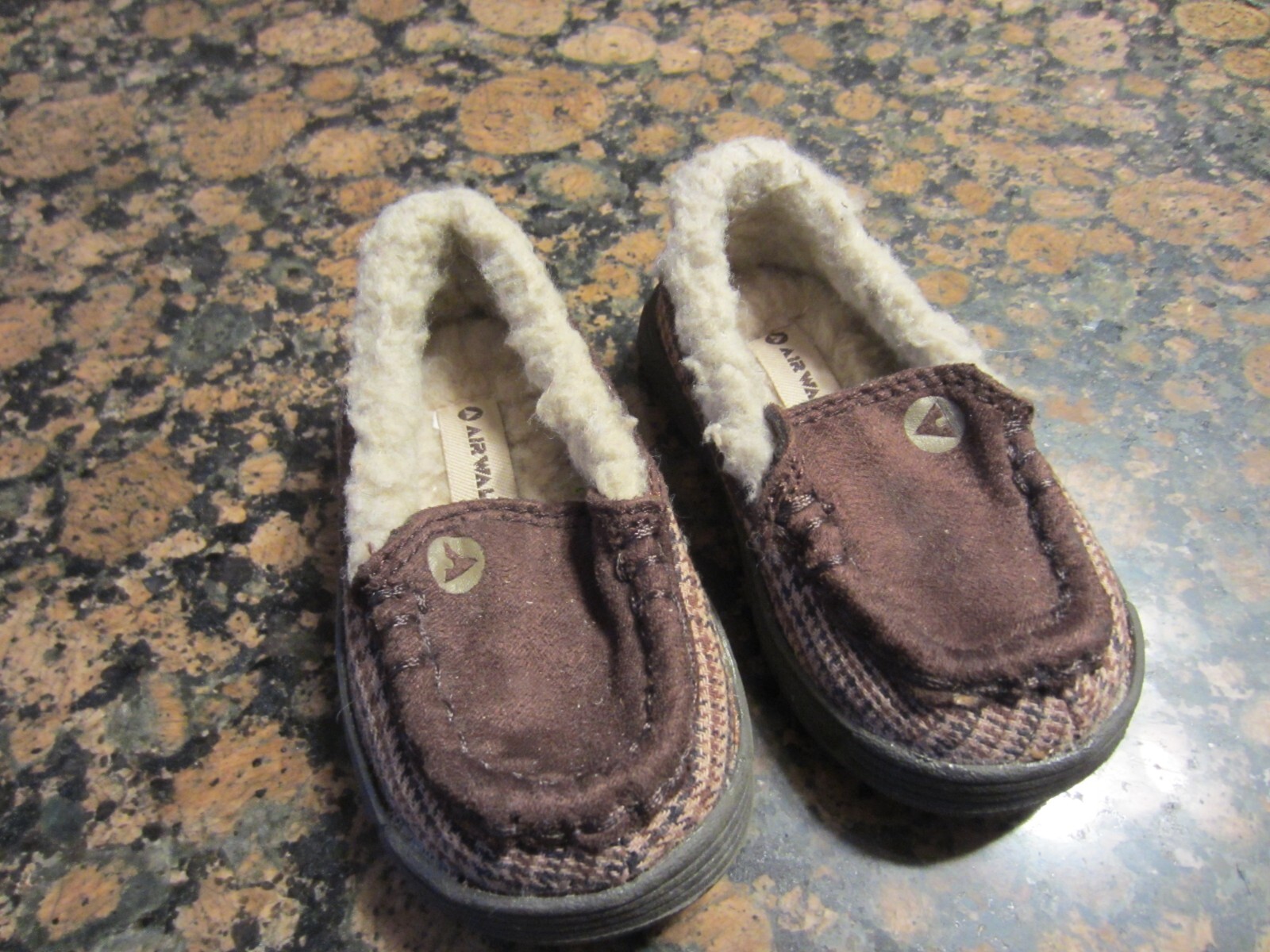 NWOT boys infant/toddler fleece lined slippers Air Walk Size 3