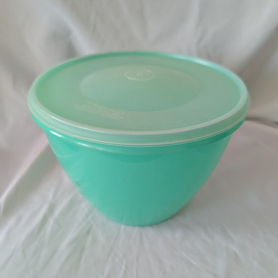 Tupperware Crisp-It Salad Container Set Green Plastic With Lid 2 Pieces Used