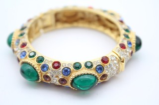 Sphinx Armreif goldfarben Stein besetzt Vintage Statement signiert Markenware