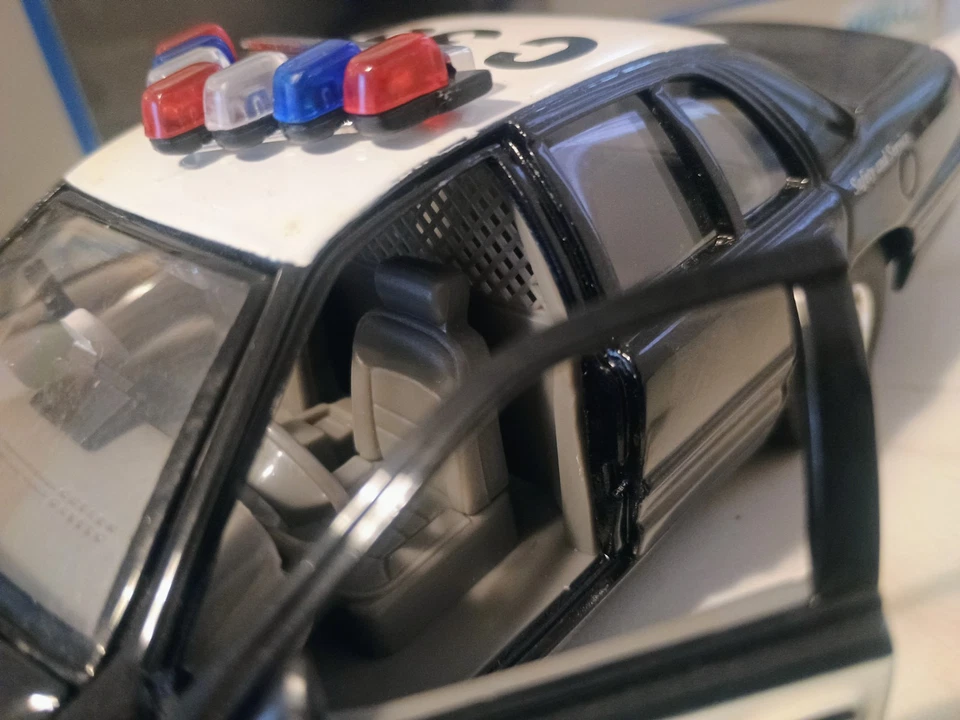 Welly Ford Crown Victoria 1999 Police,  scala 1:24, Illinois e California. - Immagine 4 di 4