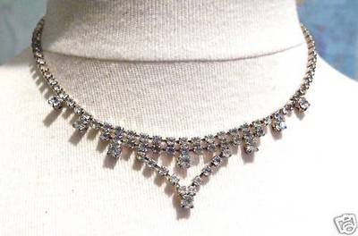 Collier Vintage Argenté Avec Cristaux Imitation Diamant - Pendentif Central Décoratif - Bon état