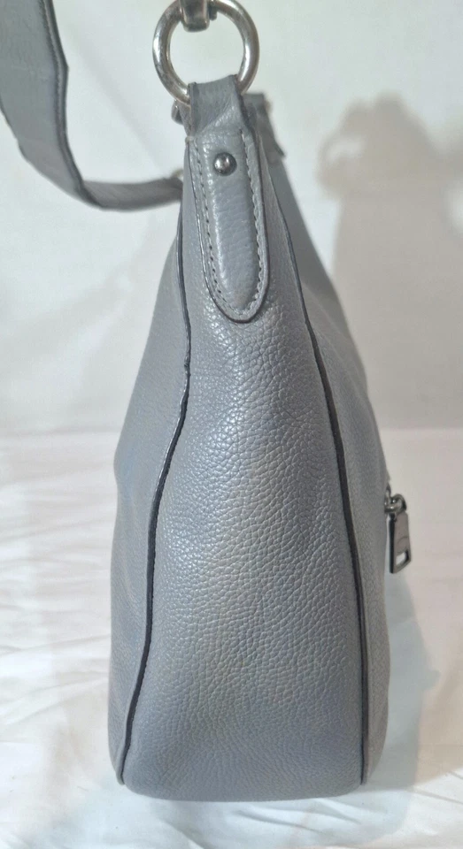 蔻驰卵石皮革切尔西流浪汉32钱包手提包斜挎包挎包白金  — 第 4/4 张图片