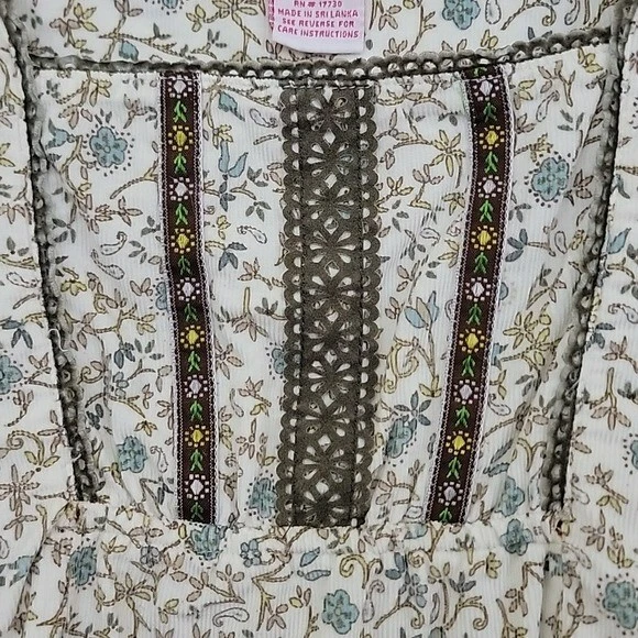 Top Xhilaration Blanco, Azul y Verde Floral Campesino Manga Corta Pana Niñas M Foto 2 de 4