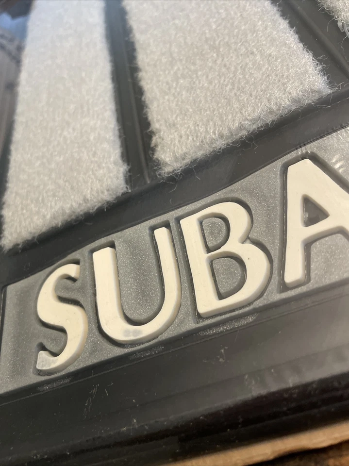 Alfombrillas traseras vintage de plástico color para Subaru negras y plateadas NOS Foto 2 de 4