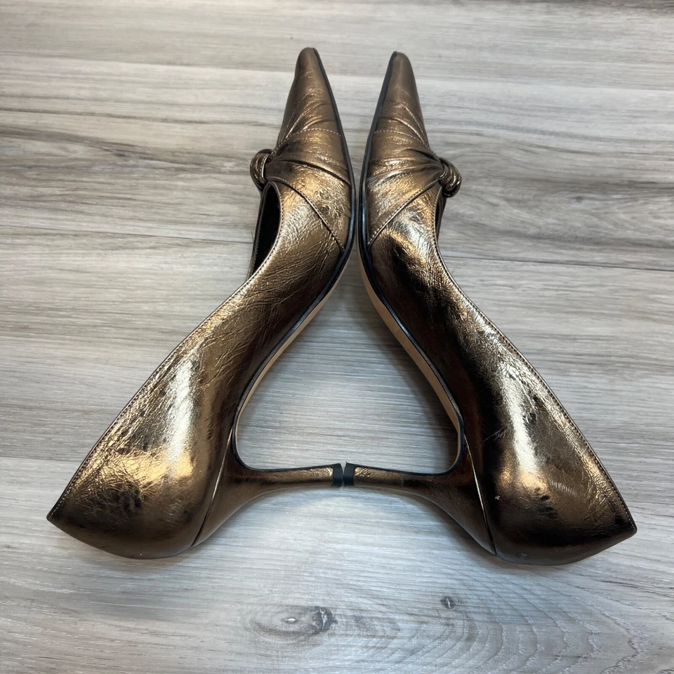 Bomba de couro Versani feminina tamanho 9,5B biqueira pontiaguda bronze feita na Itália - Imagem 3 de 4