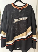 Anaheim Ducks Team Signed Jersey wth 25 Signatures 2008/2009