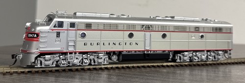 Trenes Rapido HO #28507 Burlington (CB&Q) EMD E8A #9947A con CCC y sonido - ¡NUEVO EN CAJA! | Condition: New