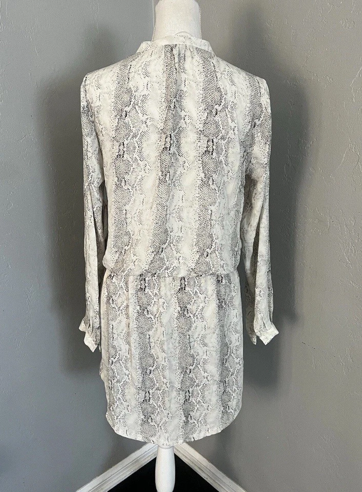Vestido camisero para mujer Hilary Radley negro blanco estampado de piel de serpiente cintura ceñida XS  Foto 4 de 4