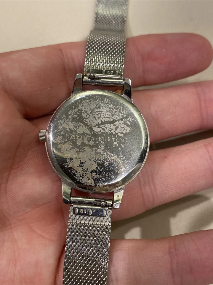 Reloj Olivia Burton London plateado de acero inoxidable con correa de malla sin probar Foto 4 de 4