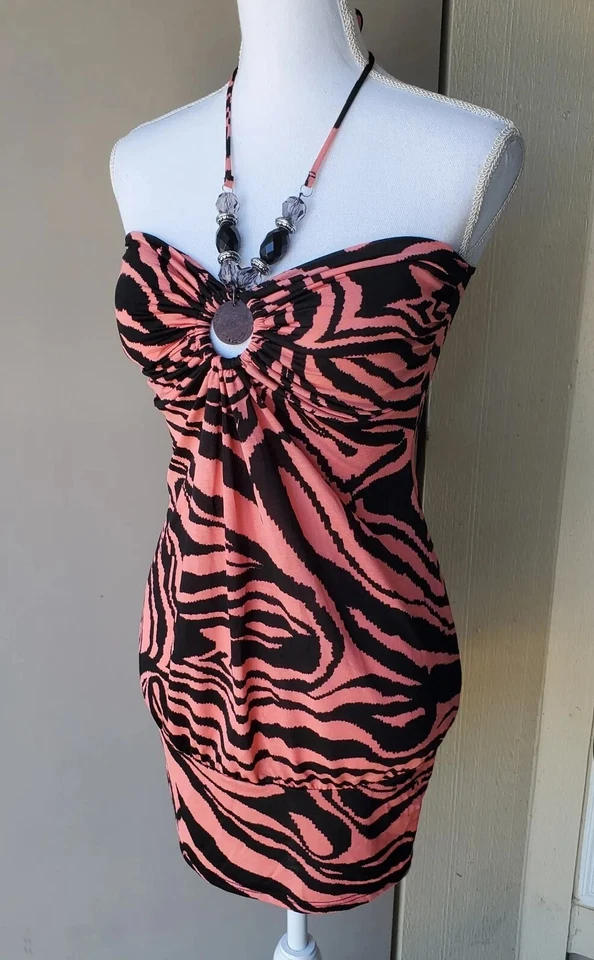 Mini Vestido Halter Vivace Vaina Para Mujer Grande Neón Coral Rosa Negro Con Cuentas Foto 3 de 4