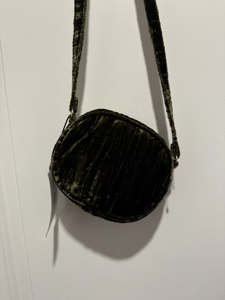 Mini cantimplora Steve Madden Lotus con apliques de insectos verde oliva originalmente $78 Foto 3 de 4