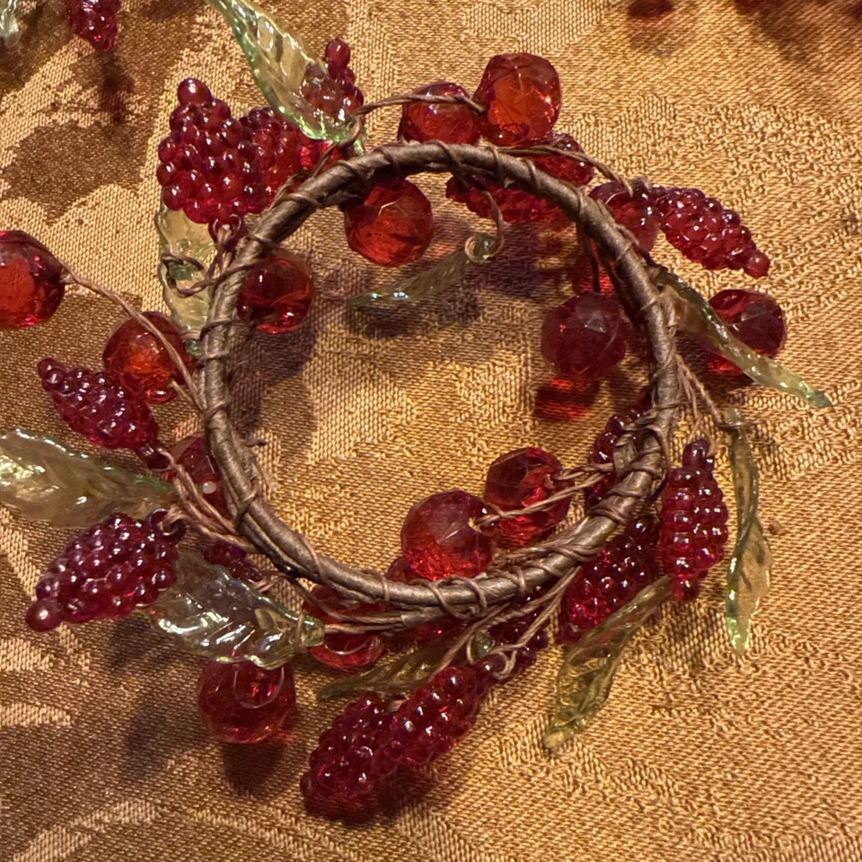 Pier 1 One Imports Arándano Brillante 3" Servilletero Anillos Cuentas Rojas Racimo Juego de 4 Foto 4 de 4