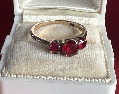 AU 10k Gold Triple Ruby Ring Size 7 Vintage Designer AU 2,4 Grams